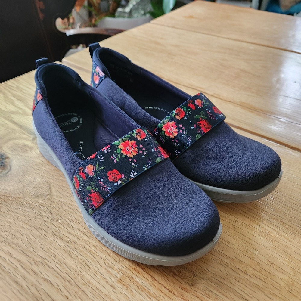 BZees Women's Gracie Slip-On Loafer Navy‎ Blue Floral Size 7 Washable Comfort